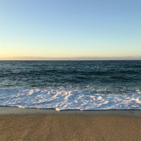 Drive just 2km to the beach of Marina di Felloniche