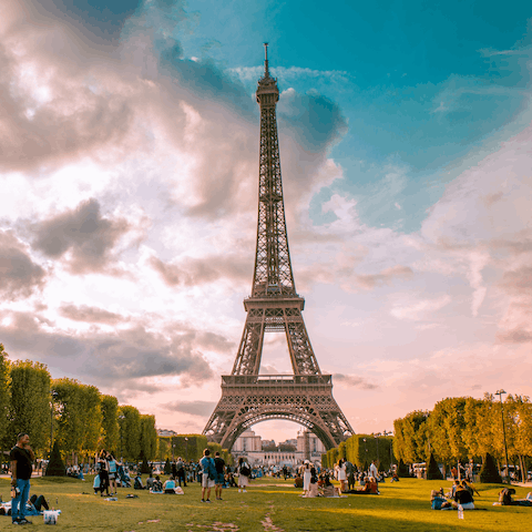 Picnic on the lush green expanse of the Parc du Champ de Mars